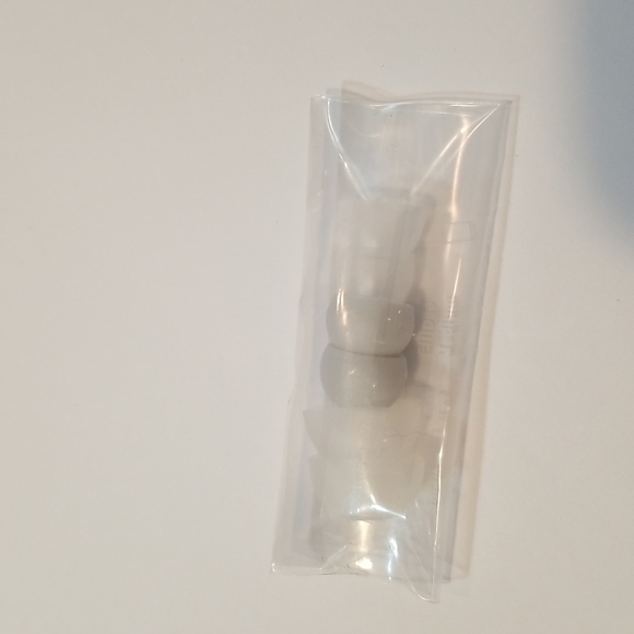 Samsung in-ear earbuds, white with extra earbud covers included, NWT, EHS64AVFWE - Picture 3 of 4